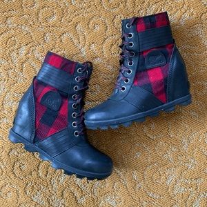 Sorel wedge plaid boot 🍓 size 9 🍓